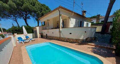 Villa with private swimming pool, free wifi, between sea and forest.