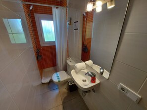 Shower, towels, toilet paper - Villa with private swimming pool, free wifi,  between sea and forest. (L'Escala)