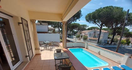 Villa with private swimming pool, free wifi, between sea and forest.