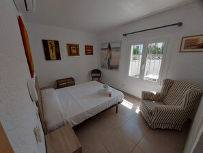 3 bedrooms, iron/ironing board, free WiFi, bed sheets - Villa with private swimming pool, free wifi,  between sea and forest. (L'Escala)