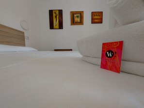 3 bedrooms, iron/ironing board, free WiFi, bed sheets - Villa with private swimming pool, free wifi,  between sea and forest. (L'Escala)