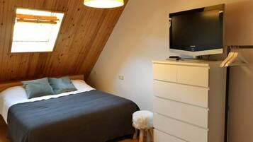 3 bedrooms, iron/ironing board, travel crib, WiFi