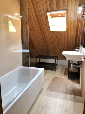 Badewanne, Haartrockner, Handtücher