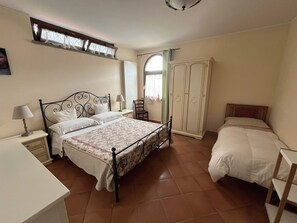 4 chambres, fer et planche à repasser, lit de bébé portatif