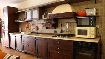 Frigorifero, microonde, forno, piano cottura