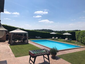 Piscine extérieure, chaises longues