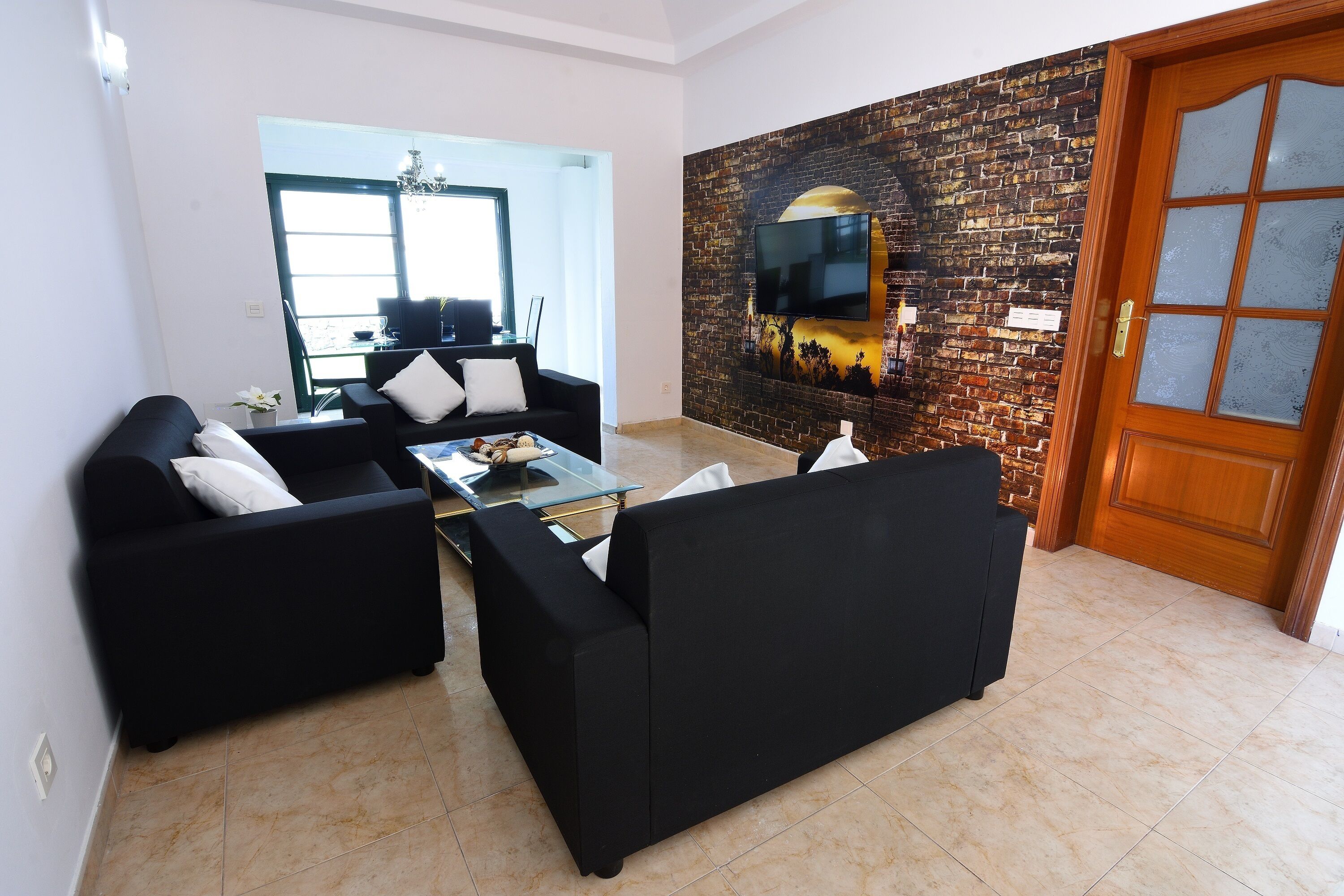 Smart TV, reproductor de DVD, futbolito, mesa de ping pong