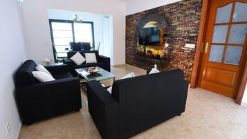 Smart TV, reproductor de DVD, futbolito, mesa de ping pong
