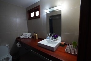 Ducha, artículos de tocador gratuitos, secador de pelo, toallas