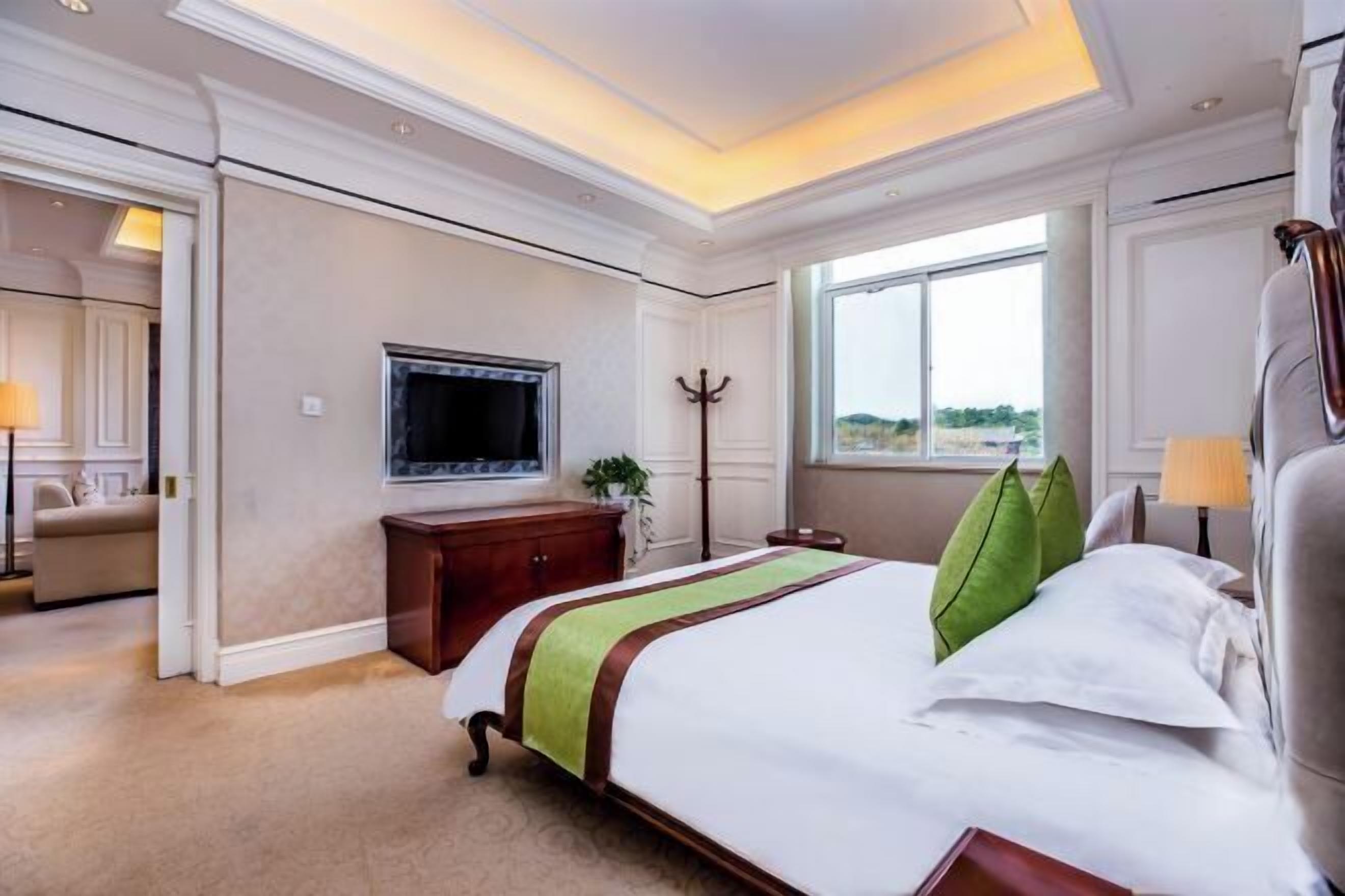 Desk, blackout curtains, free WiFi