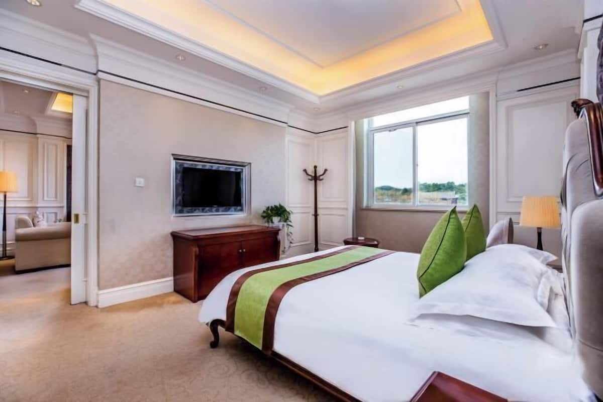 Desk, blackout drapes, free WiFi