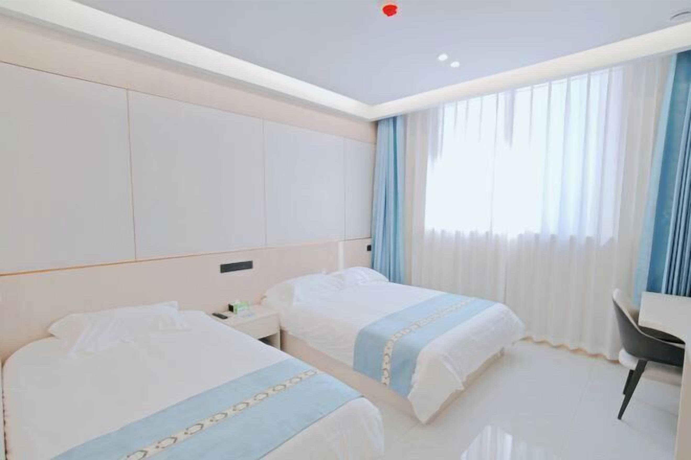 Escritorio, cortinas blackout y wifi gratis 