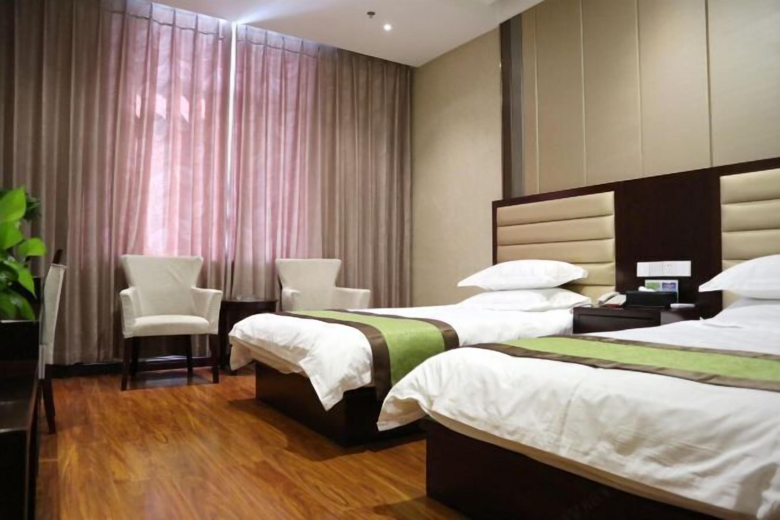 Meja kerja, tirai kedap cahaya, dan Wi-Fi gratis