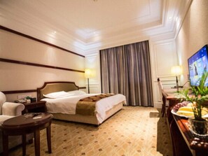 Schreibtisch, Verdunkelungsvorhänge, kostenloses WLAN