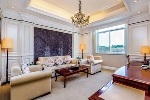 Desk, blackout drapes, free WiFi - Mountain Villa Hotel (Chengde)