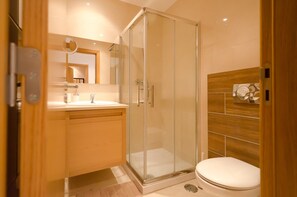 Combined shower/tub, hair dryer, bidet, towels