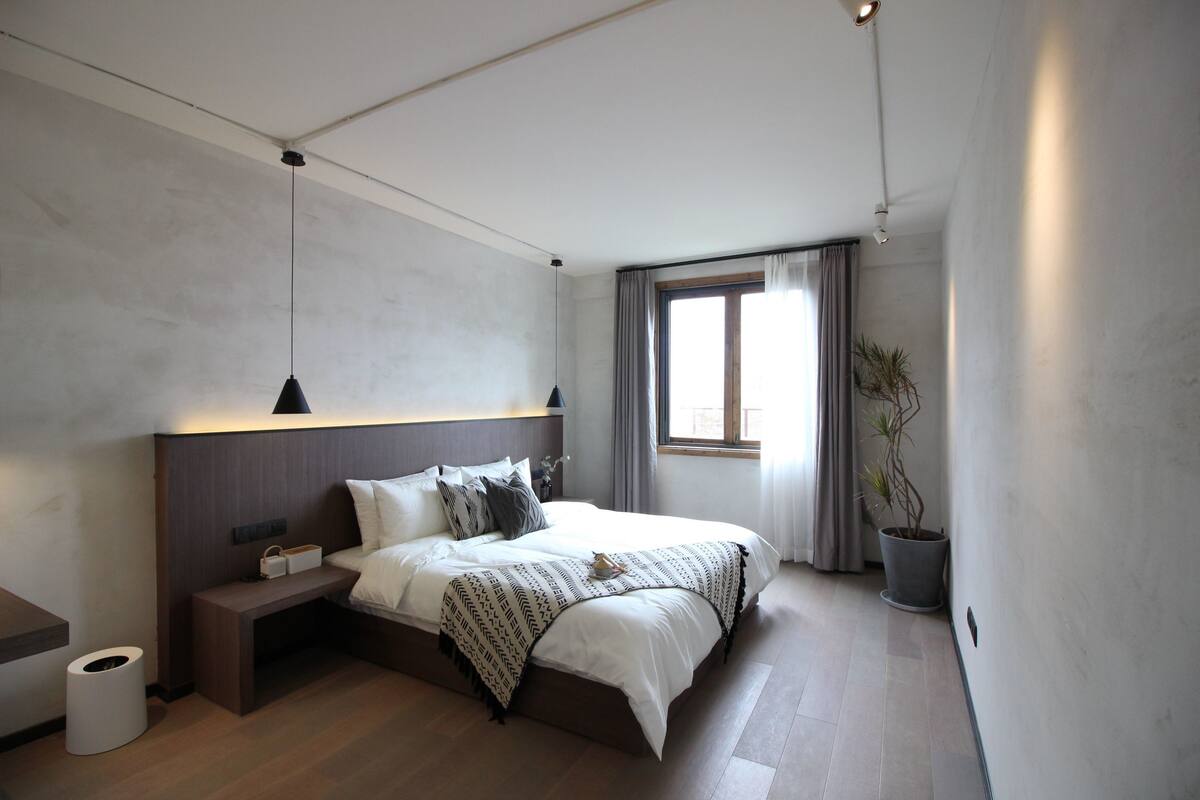 Desk, blackout curtains, rollaway beds, free WiFi