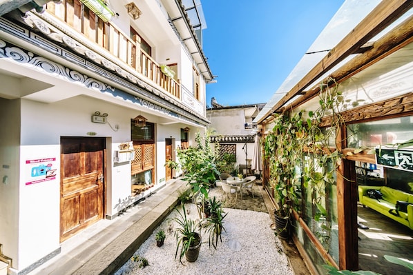 Interior detail - Summer Flowers Inn (Dali)