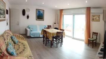 Télévision, lecteur de DVD, livres, chaßne hi-fi