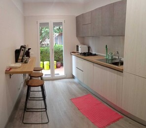 ثلاجة، ميكروويف، فرن، موقد طهي مسطح