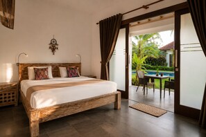 Honeymoon-Bungalow, 1 King-Bett, Poolseite | 1 Schlafzimmer, Allergikerbettwaren, Minibar, Zimmersafe