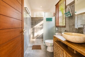 Douche, articles de toilette gratuits, sèche-cheveux, bidet