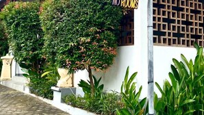 A sign for Crazy Bull Bistro with a 'No Rooms' notice. - Bali Mynah Villas Balangan (Jimbaran)
