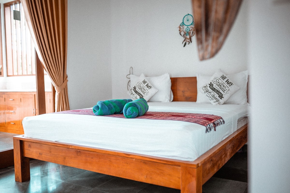 Honeymoon Bungalow, 1 King Bed, Pool View, Garden Area | Interior detail