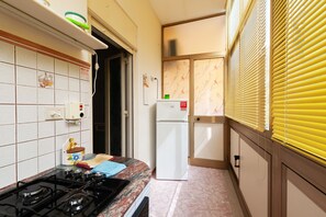 Frigorifero, forno, piano cottura, macchina per tè/caffè