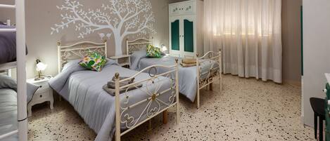 2 عدّة غرف نوم ومكواة/لوح كي وخدمة الإنترنت وملاءات أسرّة