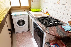 Fridge, oven, stovetop, coffee/tea maker