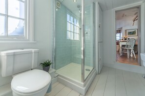 Baignoire, sèche-cheveux, serviettes fournies