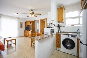 Een koelkast, een microgolfoven, een kookplaat