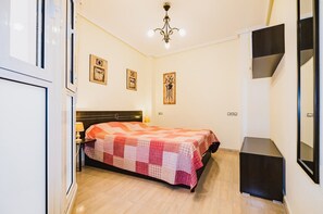 1 slaapkamer, een strijkplank/strijkijzer, gratis wifi, beddengoed