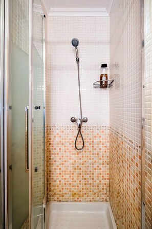 Een douche, een haardroger, handdoeken