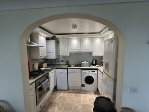 Kühlschrank, Mikrowelle, Ofen, Geschirrspüler