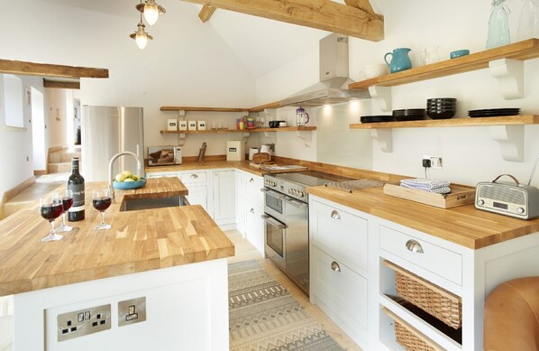 Rosebank Barn features a spacious vaulted ceiling oak beamed kitchen/diner that opens out onto a patio and garden through two large glazed bi-fold doors