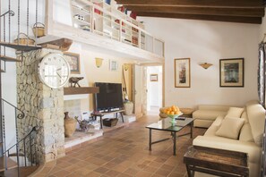 Una televisión, una chimenea, una mesa de tenis de mesa