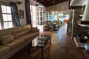 Una televisión, una chimenea, una mesa de tenis de mesa