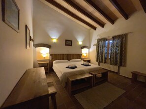 5 habitaciones, tabla de planchar con plancha y cuna de viaje 