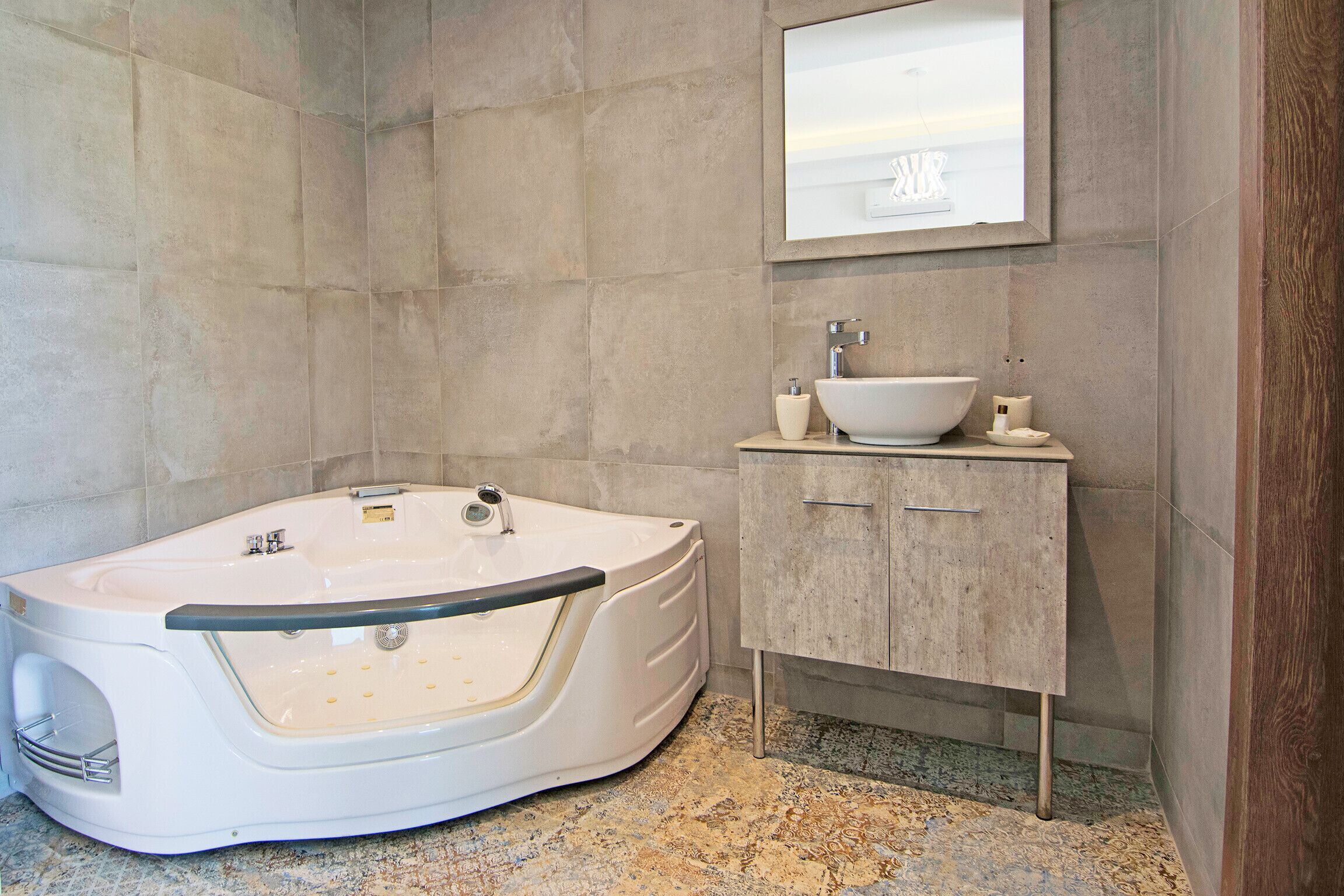 Ein modernes Badezimmer mit einer freistehenden Badewanne, einem Waschbecken und einem Schrank.
