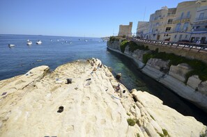 Beach - GetawaysMalta - Seashells 1-bedroom Apartment in a great location in Bugibba (San Pawl il-Bahar)