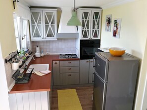Fridge, microwave, oven, stovetop - Cute vacation house surrounded by green area (Buzet)