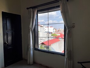 Minibar, escritorio, sistema de insonorización y wifi gratis 