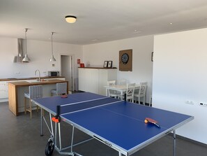 A ping pong table in a modern kitchen with a dining area and a dartboard. - Magnificent luxury villa for 10 to 16 people. - magnificent sea and mountain views (Manilva)