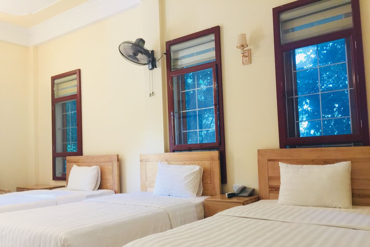 Panoramic-Dreibettzimmer, 1 Schlafzimmer, Blick auf den Innenhof, zum Innenhof hin | Minibar, Schreibtisch, laptopgeeigneter Arbeitsplatz