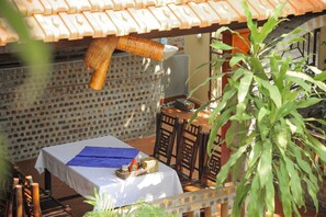 Petit déjeuner, déjeuner et dîner servis sur place