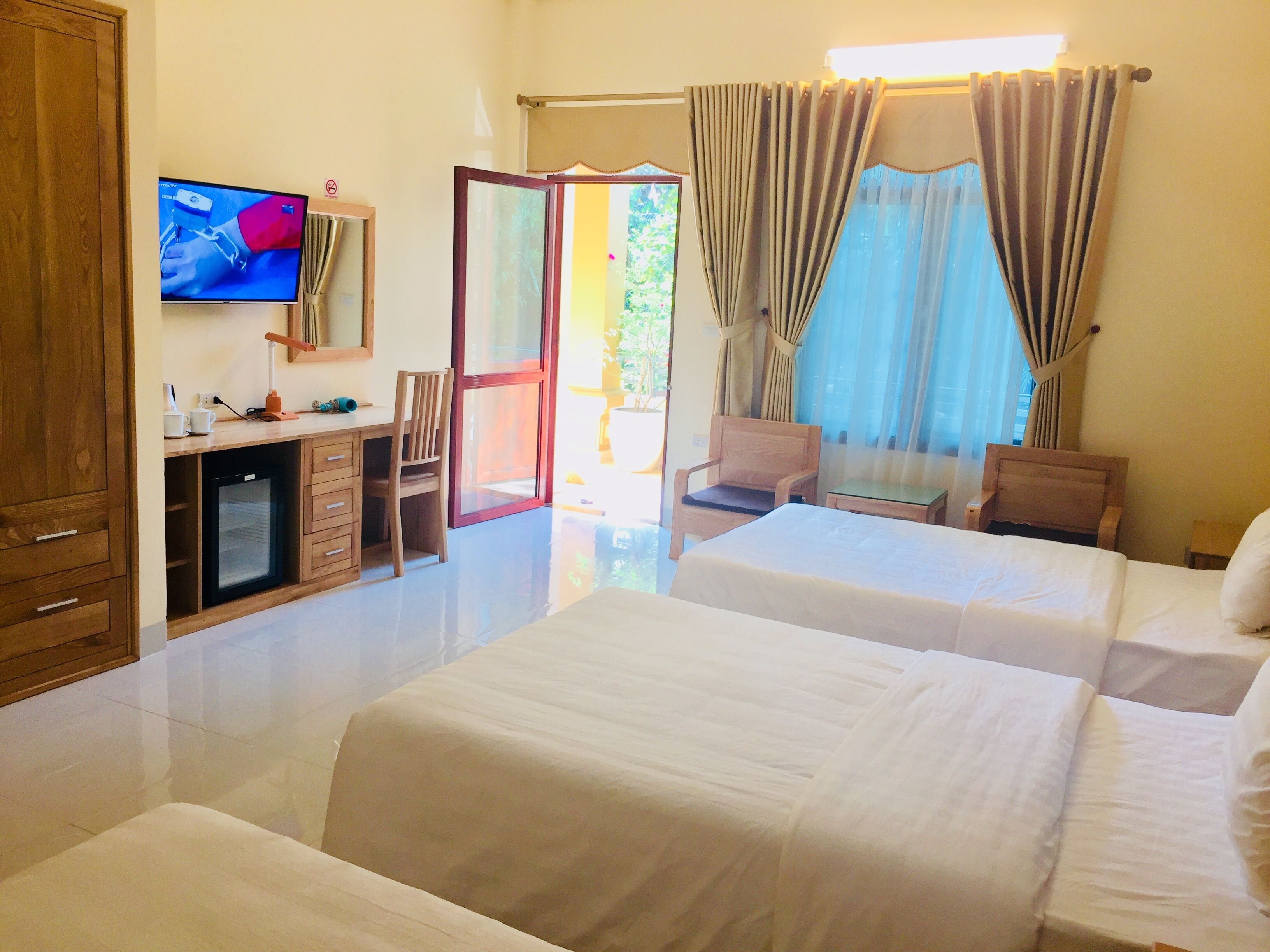 Minibar, desk, laptop workspace, soundproofing