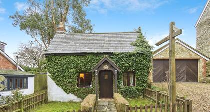 Lavender Cottage - a cottage that sleeps 5 guests in 3 bedrooms