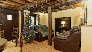 Una televisión, una chimenea